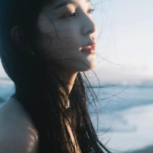黑夜中的玻璃人偶
